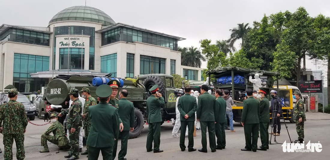 Quân đội triển khai tiêu độc khử trùng khu vực có ca COVID-19 thứ 17 - Ảnh 3.