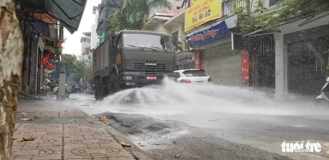 Quân đội triển khai tiêu độc khử trùng khu vực có ca COVID-19 thứ 17 - Ảnh 17.