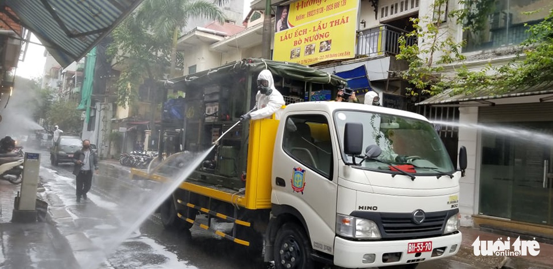 Quân đội triển khai tiêu độc khử trùng khu vực có ca COVID-19 thứ 17 - Ảnh 18.