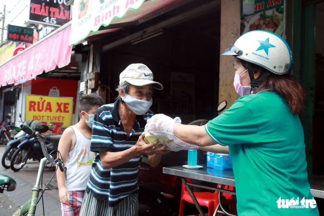 Nếu khó khăn cứ lấy 1 phần, nếu bạn ổn xin nhường cơm cho người khác - Ảnh 1.