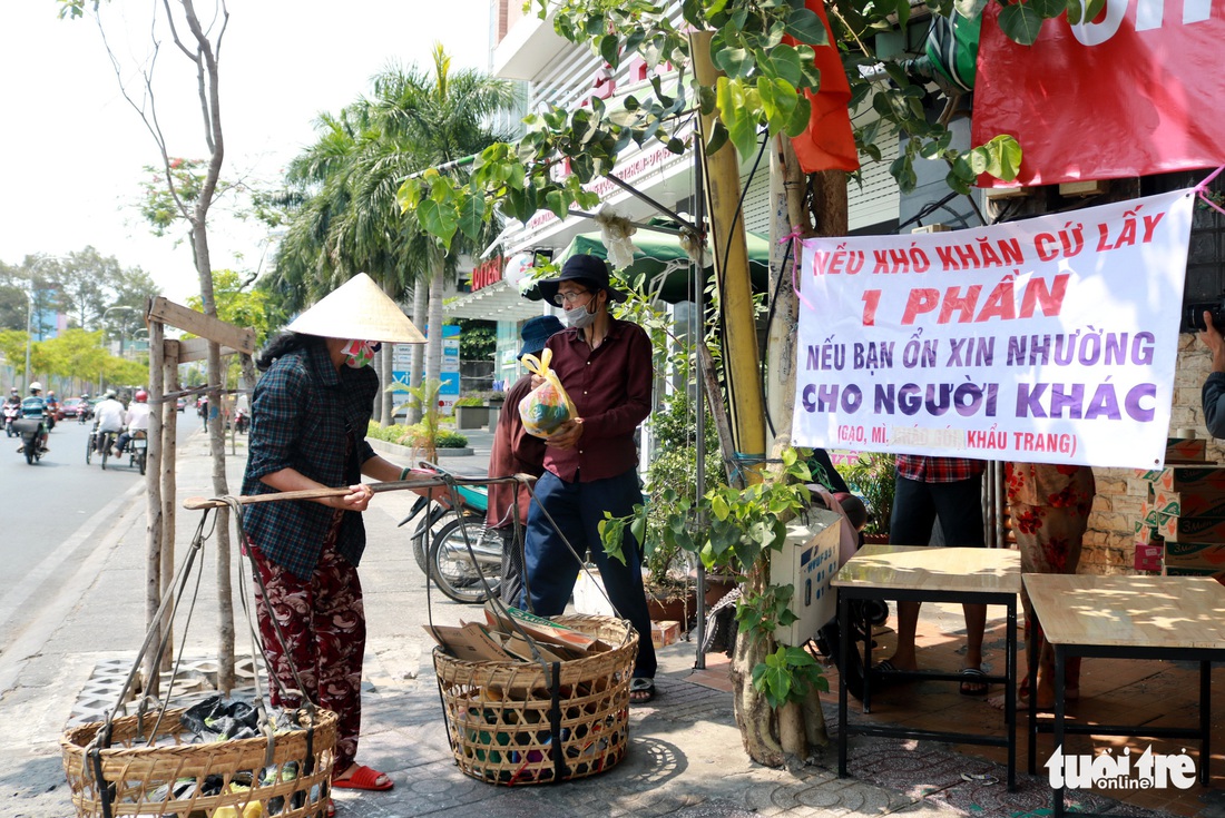 Nếu khó khăn cứ lấy 1 phần, nếu bạn ổn xin nhường cơm cho người khác - Ảnh 2.