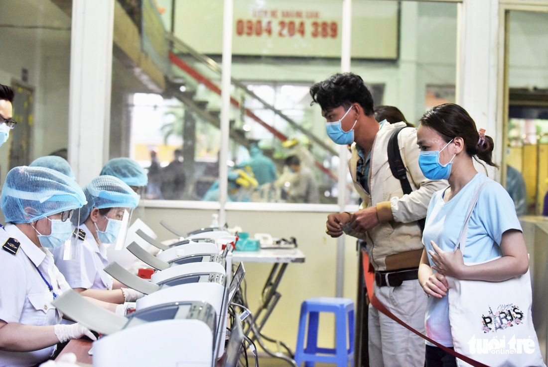 Ga Sài Gòn triển khai lấy mẫu xét nghiệm cho tất cả hành khách - Ảnh 4. Ga Sài Gòn triển khai lấy mẫu xét nghiệm cho tất cả hành khách - Ảnh 4.