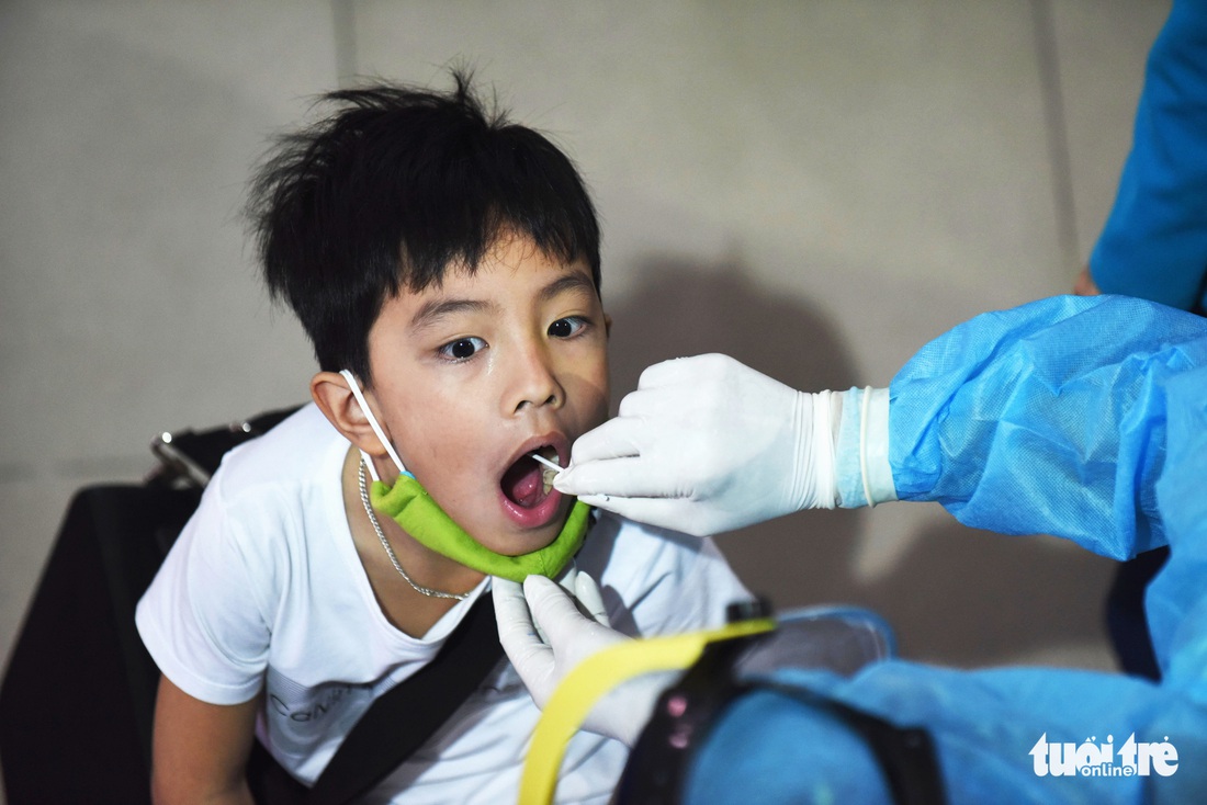 Ga Sài Gòn triển khai lấy mẫu xét nghiệm cho tất cả hành khách - Ảnh 11. Ga Sài Gòn triển khai lấy mẫu xét nghiệm cho tất cả hành khách - Ảnh 11.