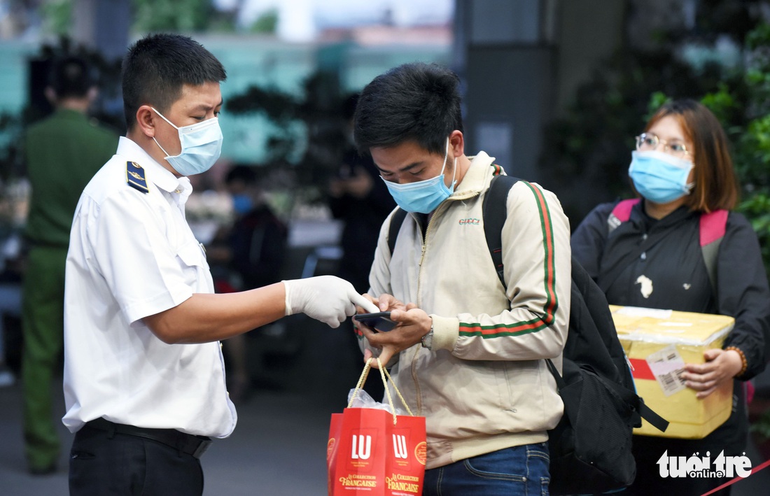 Ga Sài Gòn triển khai lấy mẫu xét nghiệm cho tất cả hành khách - Ảnh 6. Ga Sài Gòn triển khai lấy mẫu xét nghiệm cho tất cả hành khách - Ảnh 6.