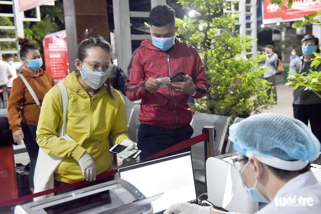 Ga Sài Gòn triển khai lấy mẫu xét nghiệm cho tất cả hành khách - Ảnh 7. Ga Sài Gòn triển khai lấy mẫu xét nghiệm cho tất cả hành khách - Ảnh 7.
