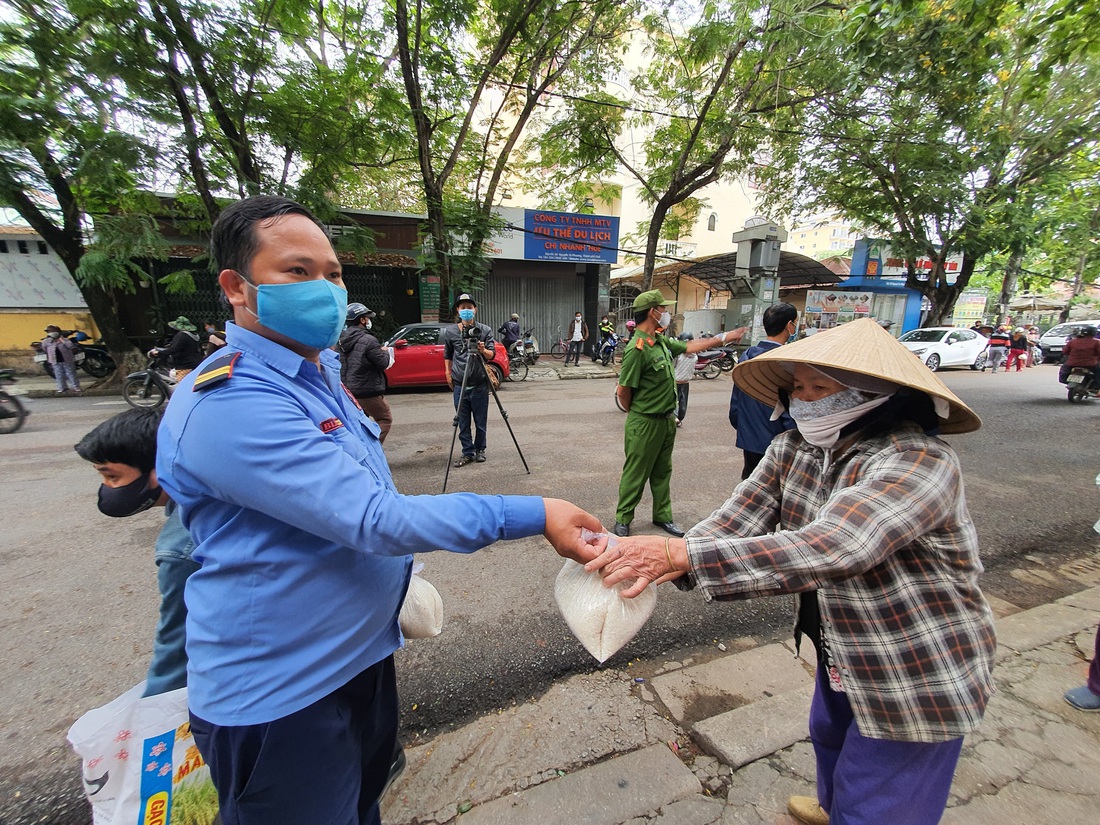 Người đến ATM gạo ở Huế quá đông, phải trao trực tiếp mới kịp - Ảnh 6.