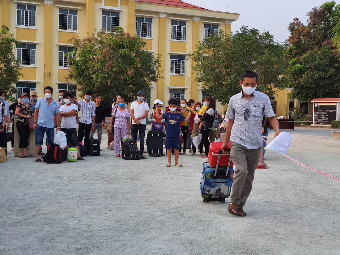 Lãnh đạo các địa phương Thừa Thiên Huế đón lao động ở Lào hết cách ly về nhà - Ảnh 4.