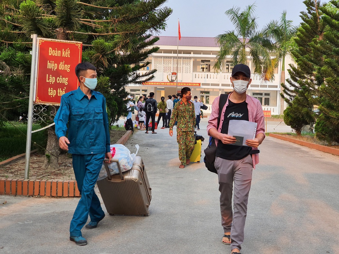 Lãnh đạo các địa phương Thừa Thiên Huế đón lao động ở Lào hết cách ly về nhà - Ảnh 5.