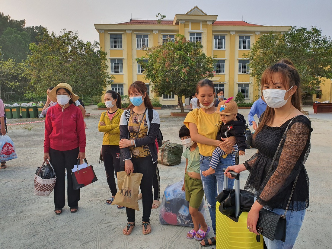 Lãnh đạo các địa phương Thừa Thiên Huế đón lao động ở Lào hết cách ly về nhà - Ảnh 6.