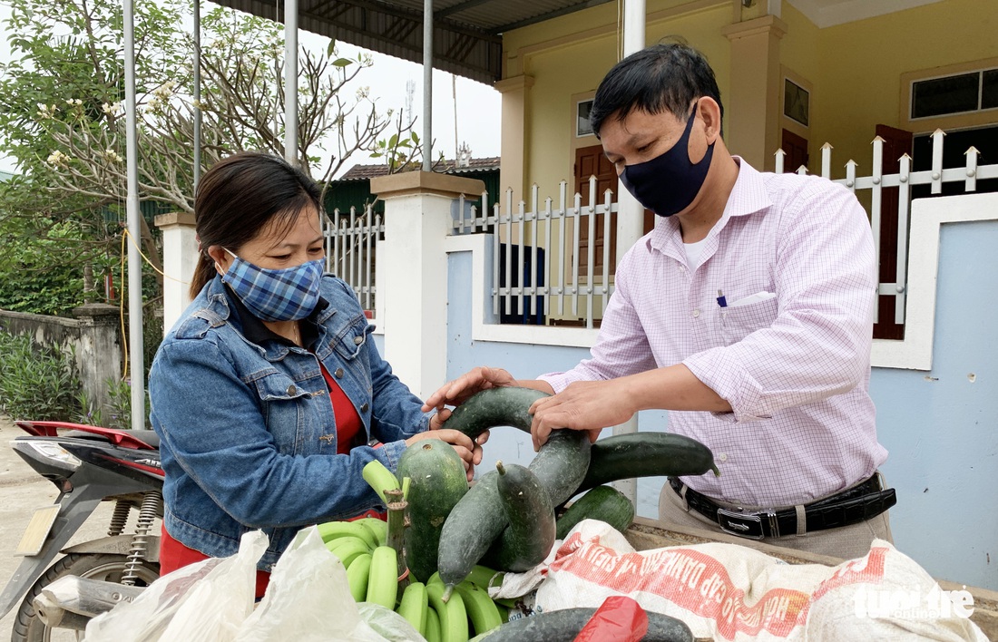 Ấm lòng từng quả bí, chục trứng, mớ rau… bà con gửi vào khu cách ly - Ảnh 5.