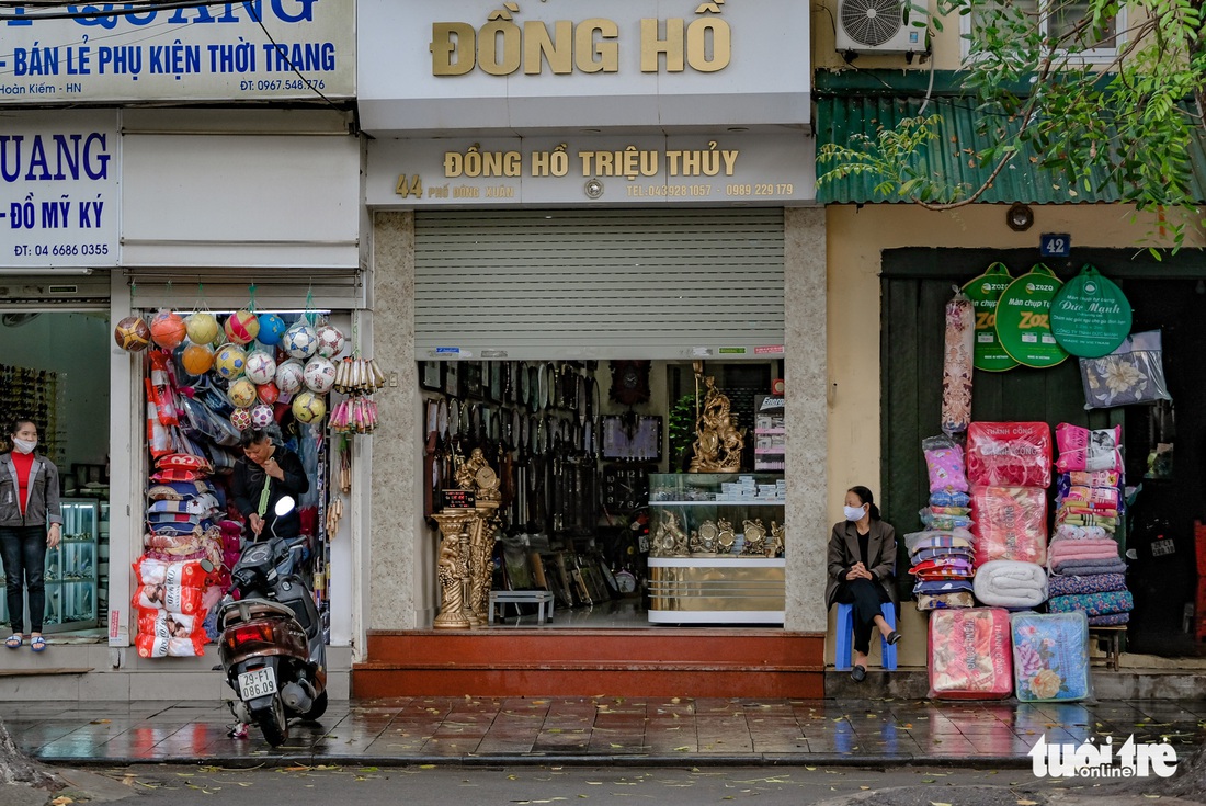 Hàng quán tại Hà Nội mở lại, lực lượng chức năng liên tục đi kiểm tra - Ảnh 3.