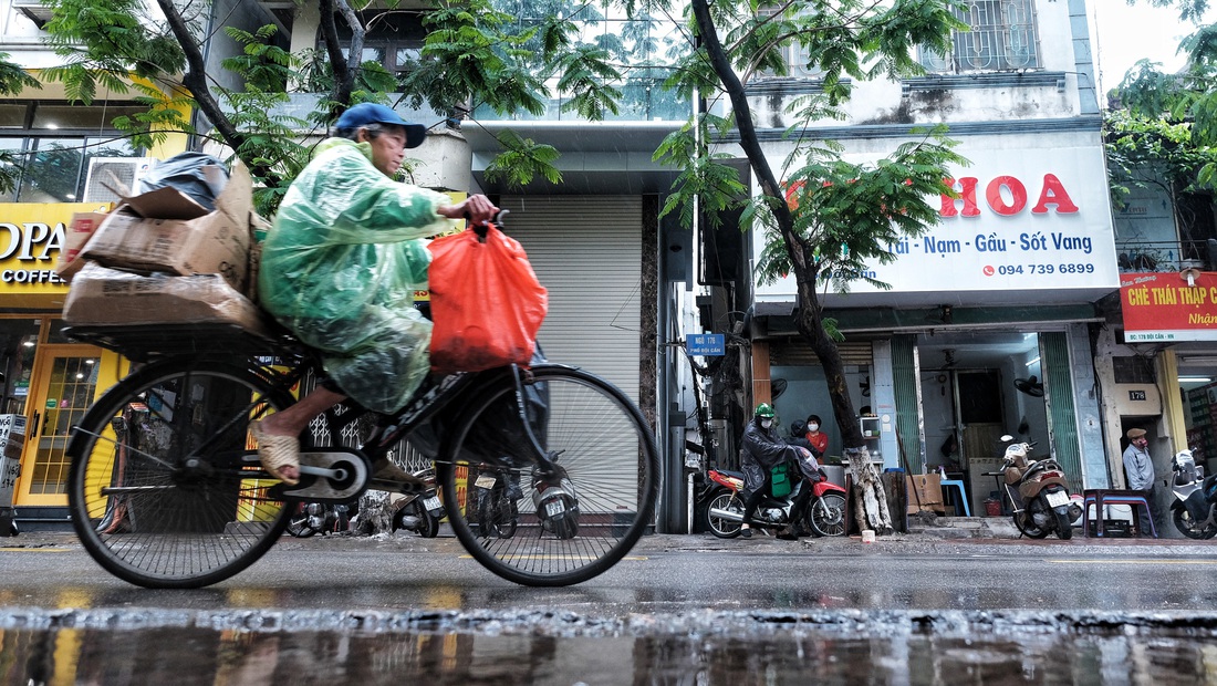 Nay được ra đường, tôi lại đi nhặt rác, mưa cũng phải cố - Ảnh 3.