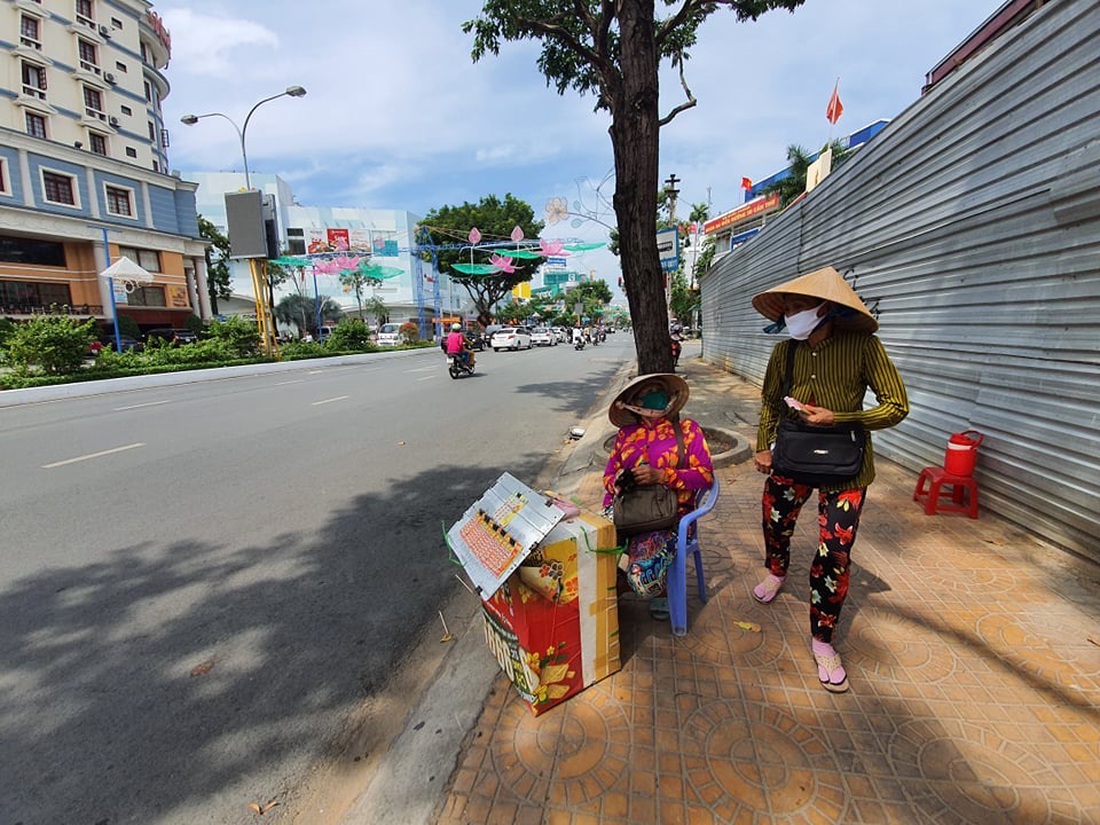 Xem chùm ảnh người bán vé số vui mừng được bán trở lại - Ảnh 10.