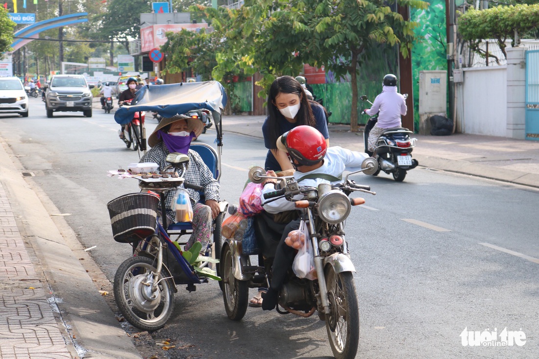 Xem chùm ảnh người bán vé số vui mừng được bán trở lại - Ảnh 7.