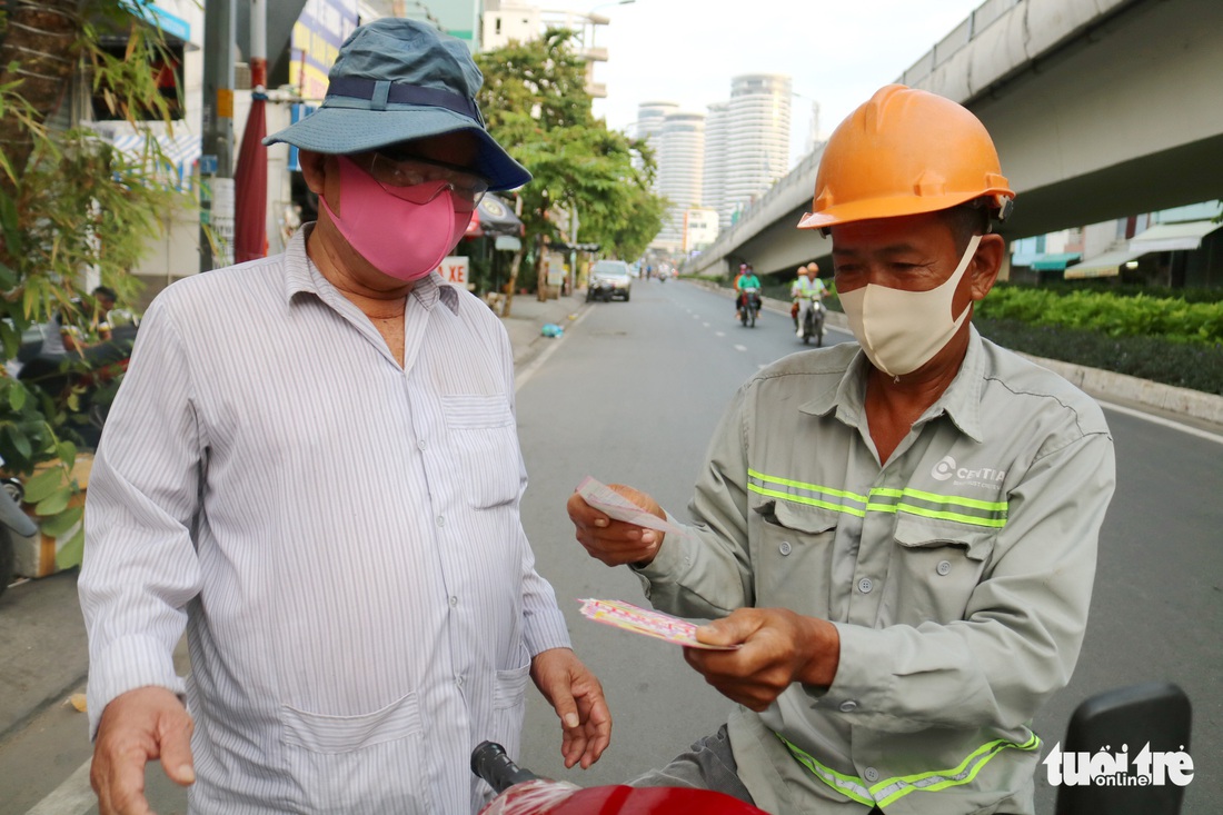 Xem chùm ảnh người bán vé số vui mừng được bán trở lại - Ảnh 2.