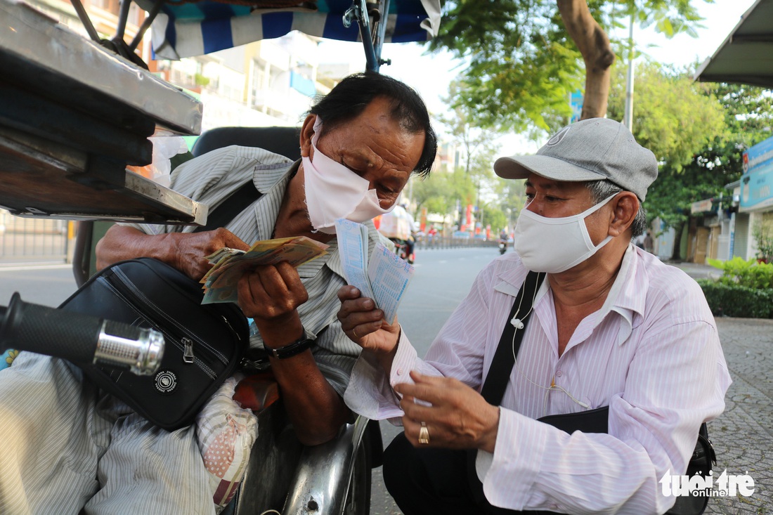 Xem chùm ảnh người bán vé số vui mừng được bán trở lại - Ảnh 4.