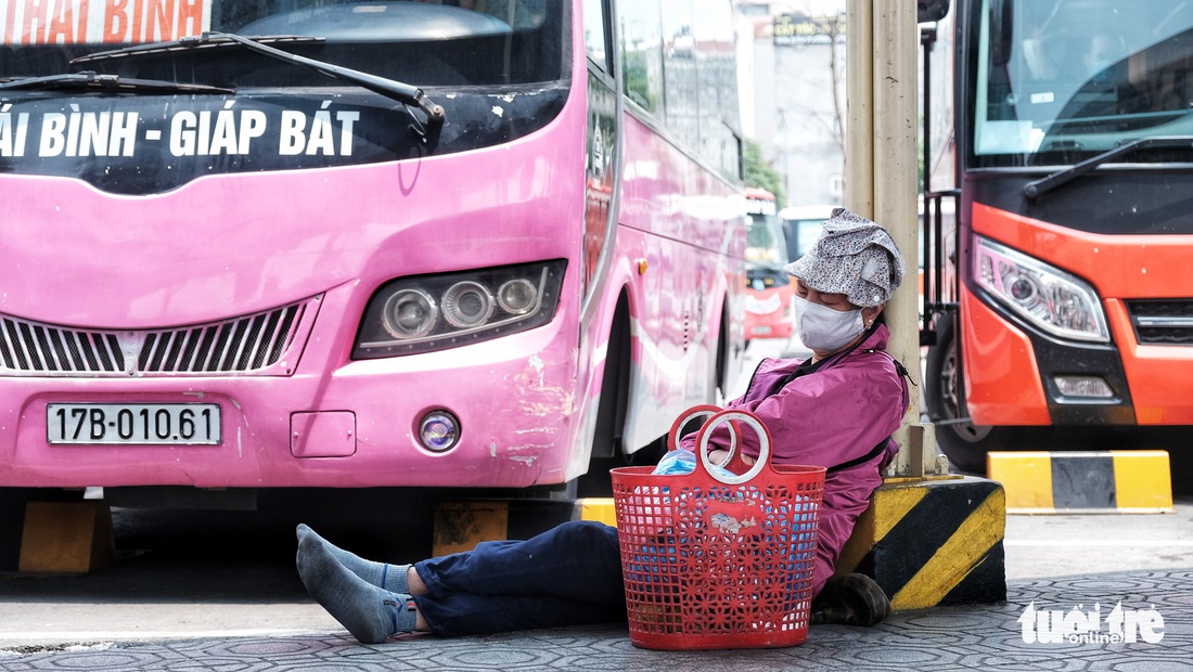 Hà Nội: Khách vạ vật ở bến từ sáng đến chiều vẫn không có xe - Ảnh 4.