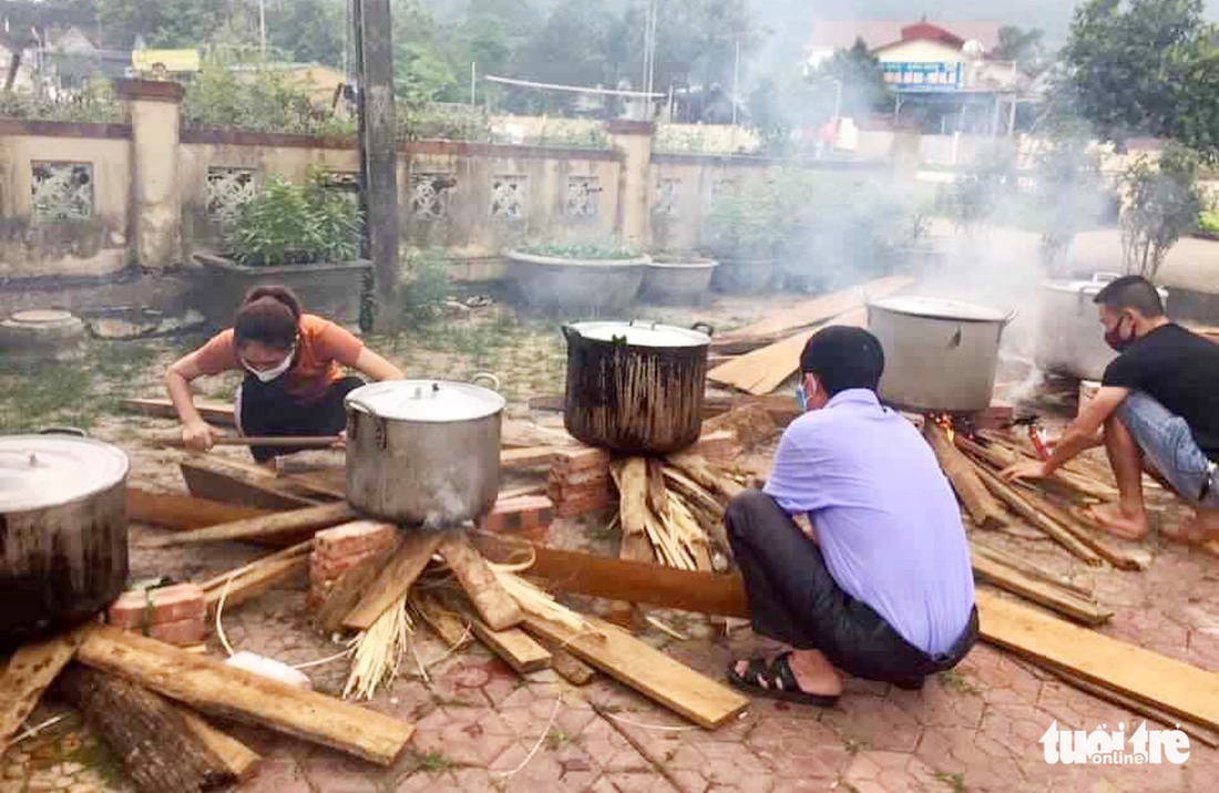 Bà con miền núi đỏ lửa nấu bánh chưng tặng khu cách ly - Ảnh 1.