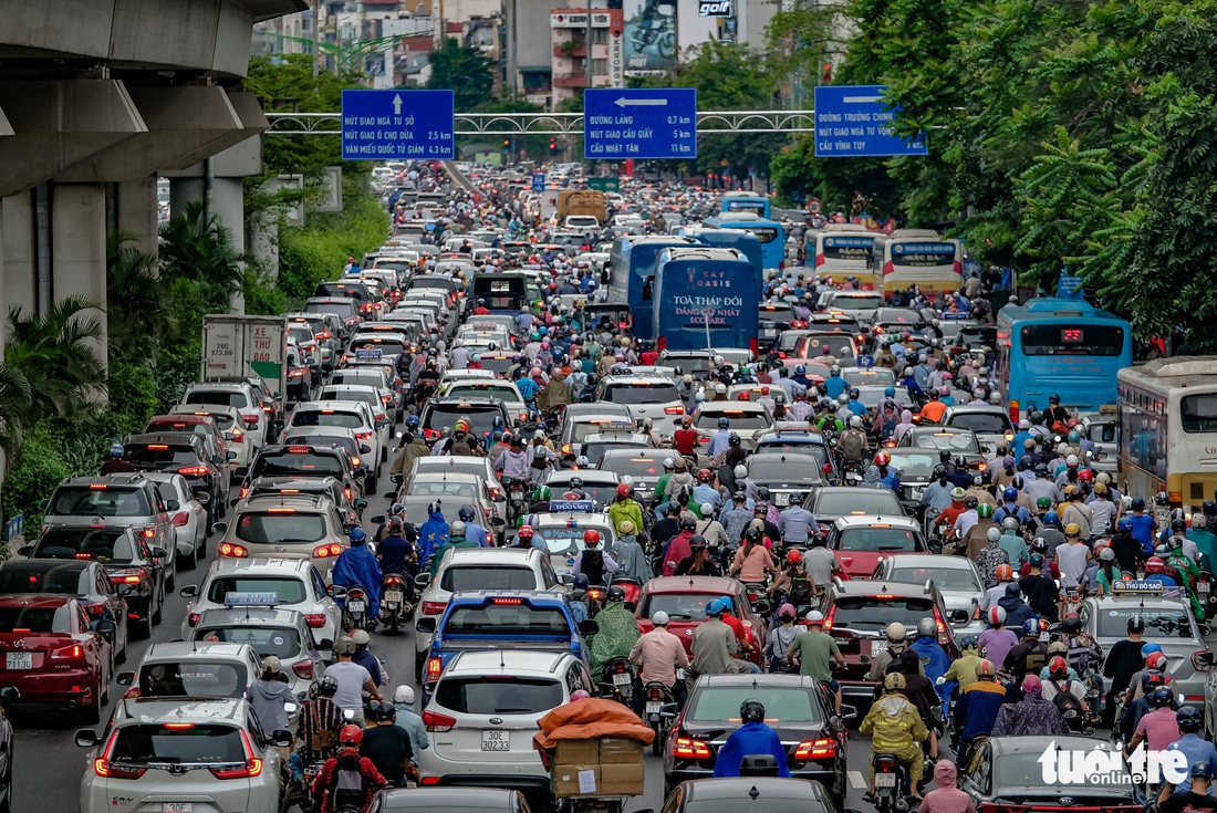 Mưa lớn sau một tuần nắng gắt, đường Hà Nội lại ùn tắc nghiêm trọng - Ảnh 2.