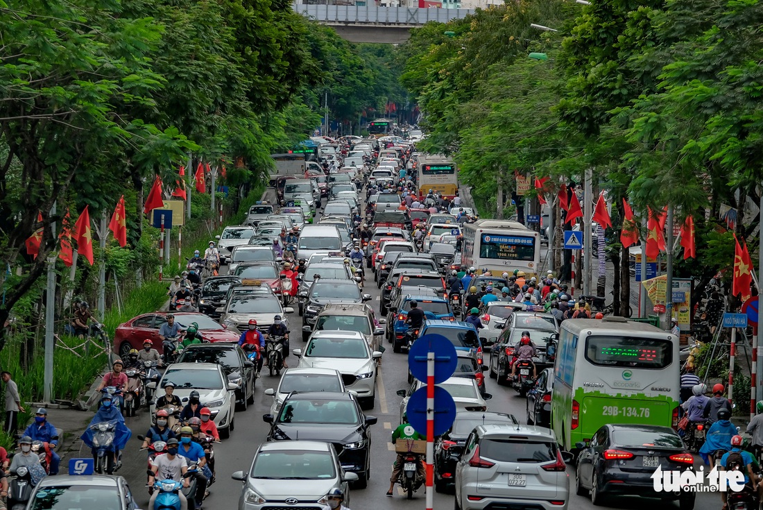 Mưa lớn sau một tuần nắng gắt, đường Hà Nội lại ùn tắc nghiêm trọng - Ảnh 6.