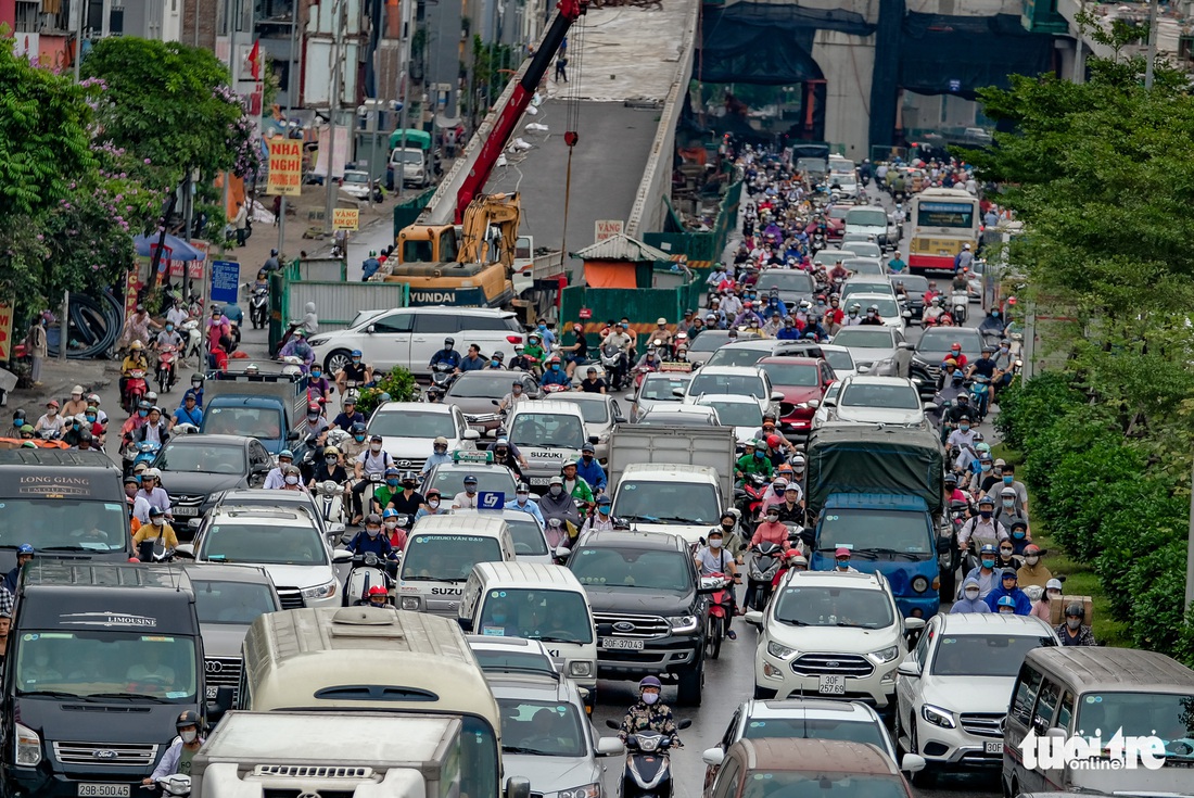 Mưa lớn sau một tuần nắng gắt, đường Hà Nội lại ùn tắc nghiêm trọng - Ảnh 4.