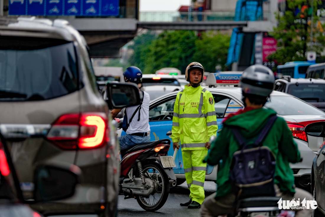 Mưa lớn sau một tuần nắng gắt, đường Hà Nội lại ùn tắc nghiêm trọng - Ảnh 8.