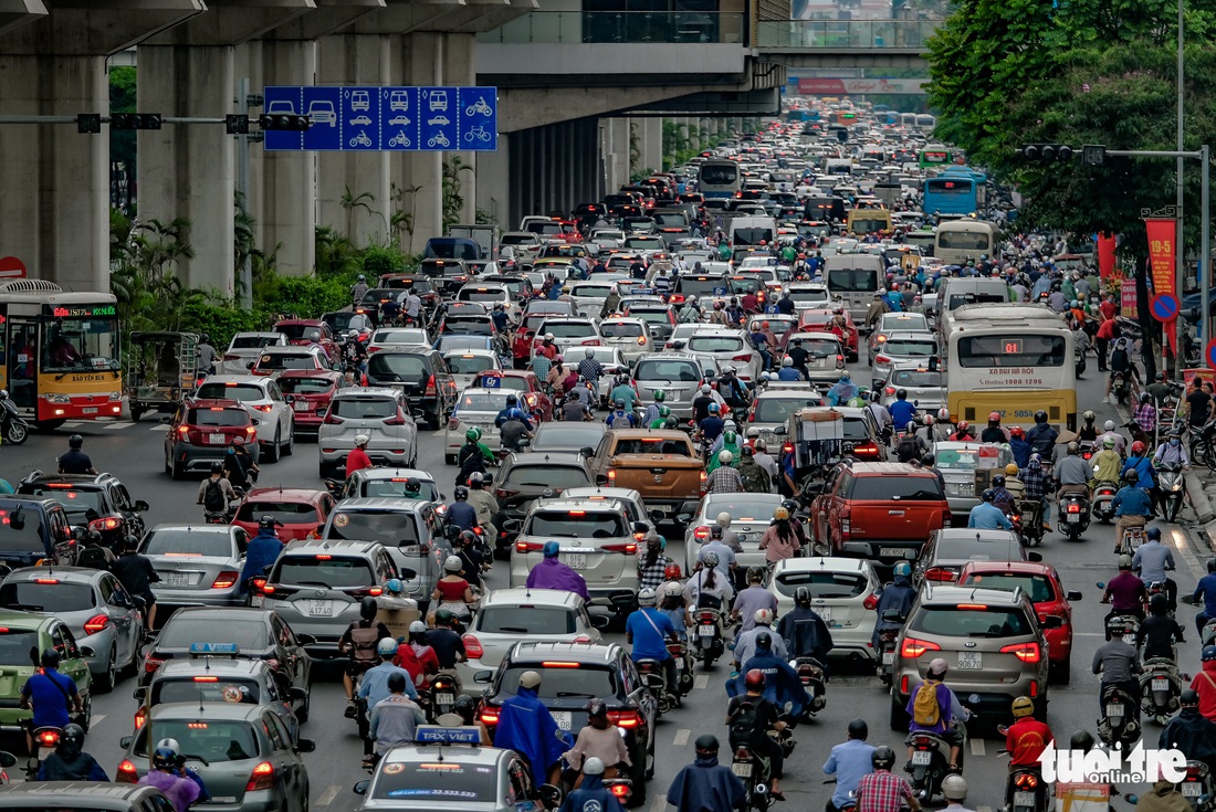 Mưa lớn sau một tuần nắng gắt, đường Hà Nội lại ùn tắc nghiêm trọng - Ảnh 3.