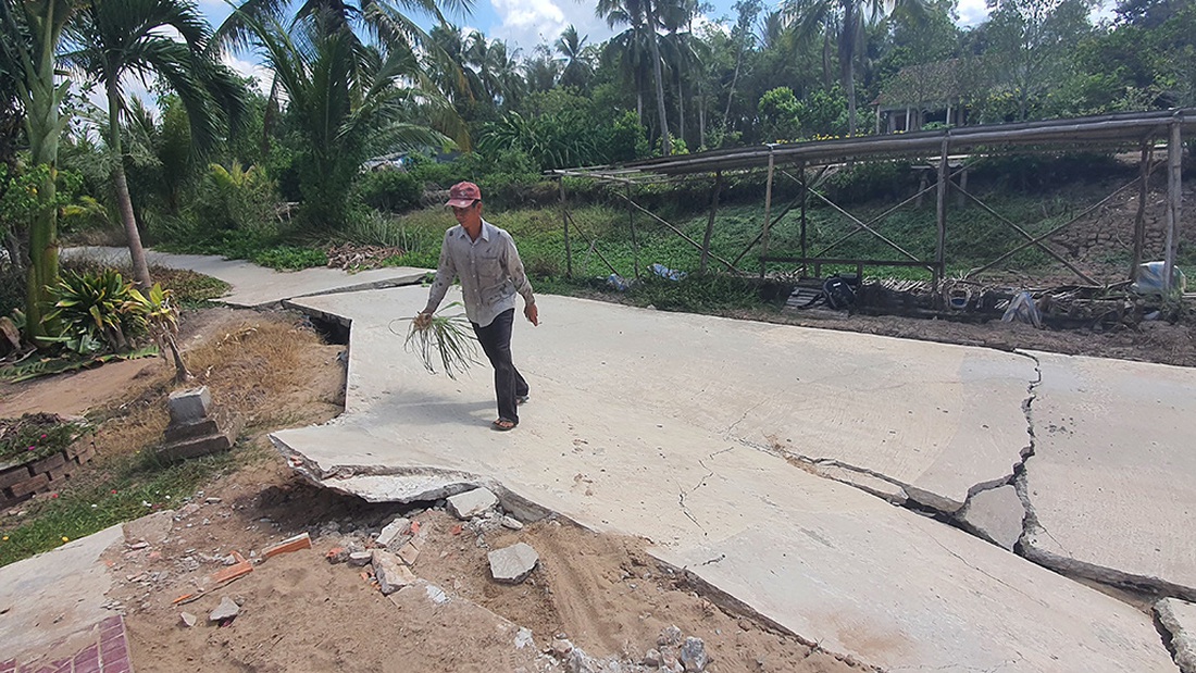 Tan nát những tuyến đường vùng ngọt hóa Cà Mau - Ảnh 3. Tan nát những tuyến đường vùng ngọt hóa Cà Mau - Ảnh 3.