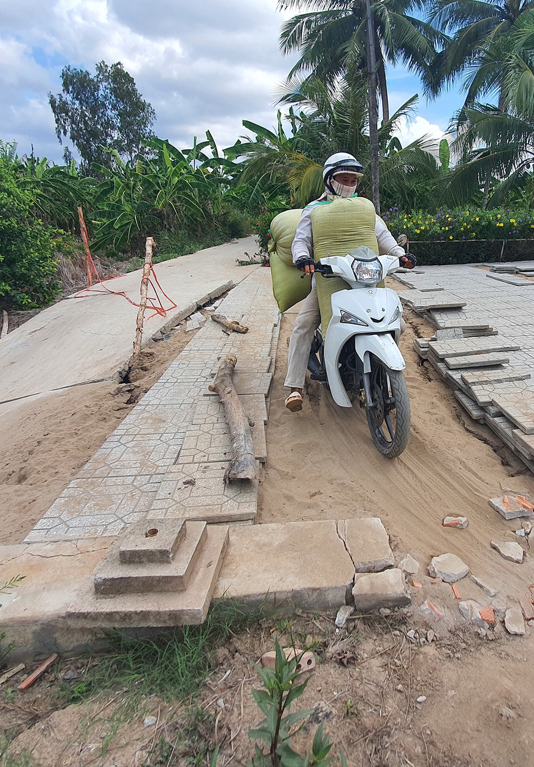 Tan nát những tuyến đường vùng ngọt hóa Cà Mau - Ảnh 4. Tan nát những tuyến đường vùng ngọt hóa Cà Mau - Ảnh 4.