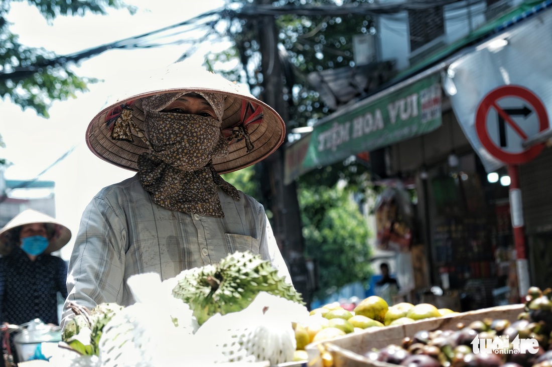 Người Hà Nội nhọc nhằn mưu sinh giữa nắng trên đầu đổ xuống, nóng từ mặt đường bốc lên - Ảnh 8.