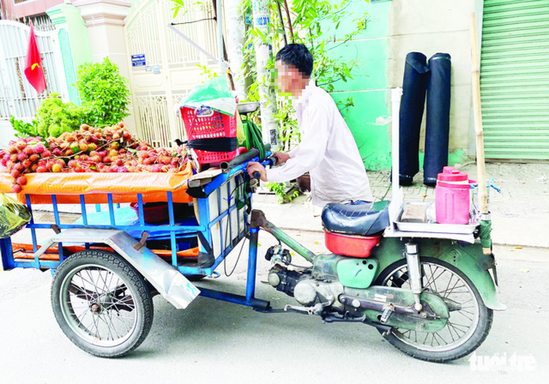 Xe máy mù không đèn, không kèn, xả khói mịt mù tung hoành trên đường - Ảnh 2.