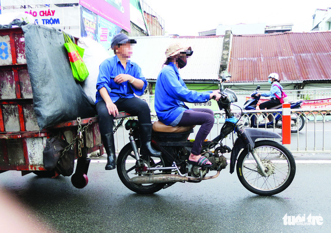 Xe máy mù không đèn, không kèn, xả khói mịt mù tung hoành trên đường - Ảnh 1.