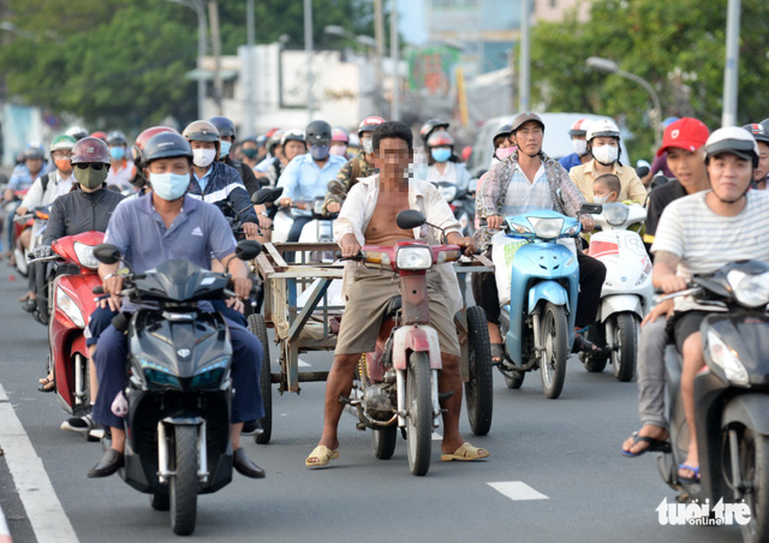 Xe máy mù không đèn, không kèn, xả khói mịt mù tung hoành trên đường - Ảnh 4.