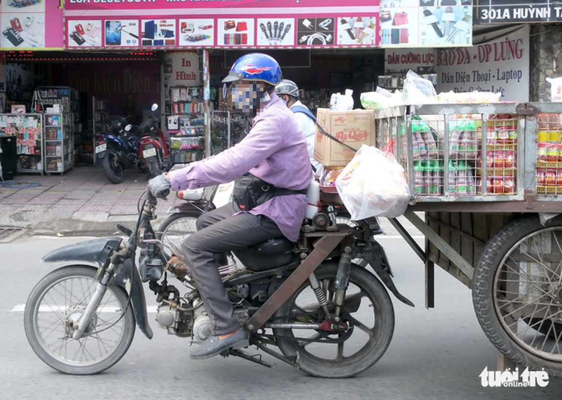 Xe máy mù không đèn, không kèn, xả khói mịt mù tung hoành trên đường - Ảnh 5.