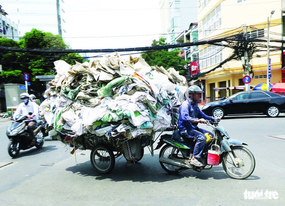 Xe máy mù không đèn, không kèn, xả khói mịt mù tung hoành trên đường - Ảnh 6.