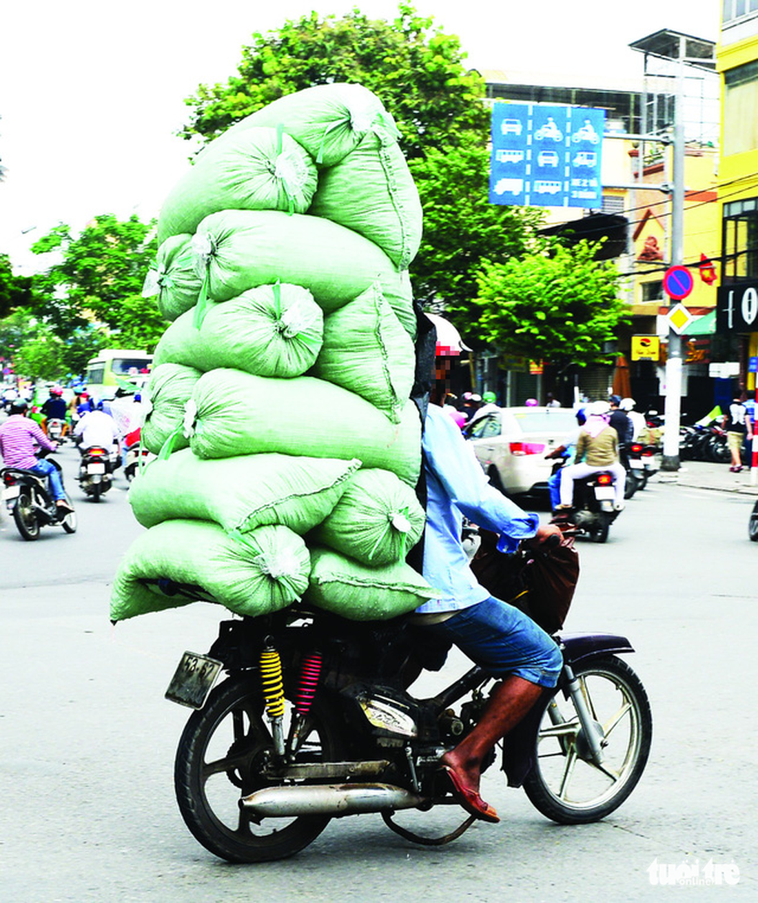 Xe máy mù không đèn, không kèn, xả khói mịt mù tung hoành trên đường - Ảnh 8.