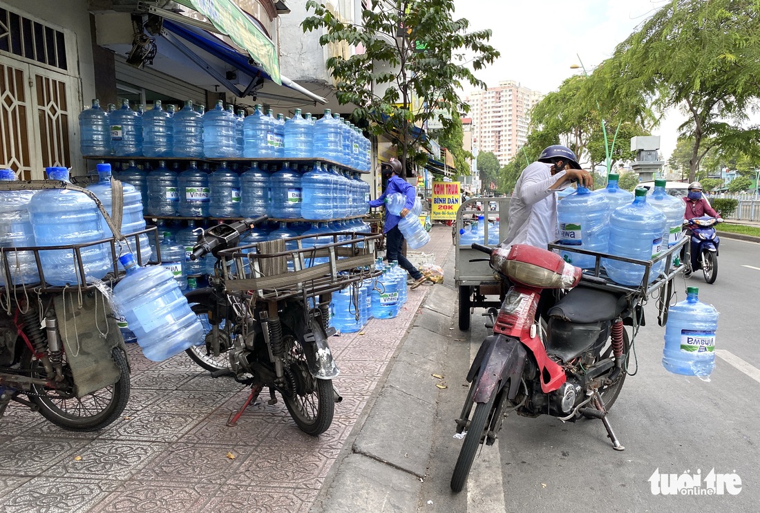 Xe máy mù không đèn, không kèn, xả khói mịt mù tung hoành trên đường - Ảnh 15.