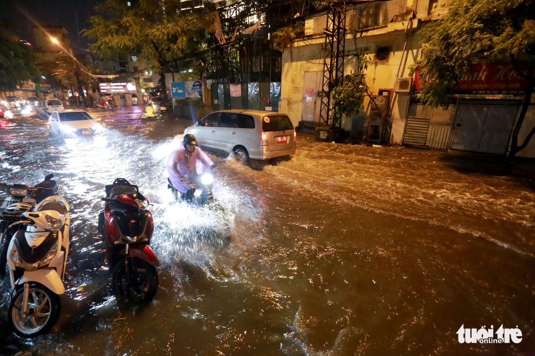 Đường Hà Nội mênh mông nước sau cơn mưa vàng giải nhiệt - Ảnh 1.