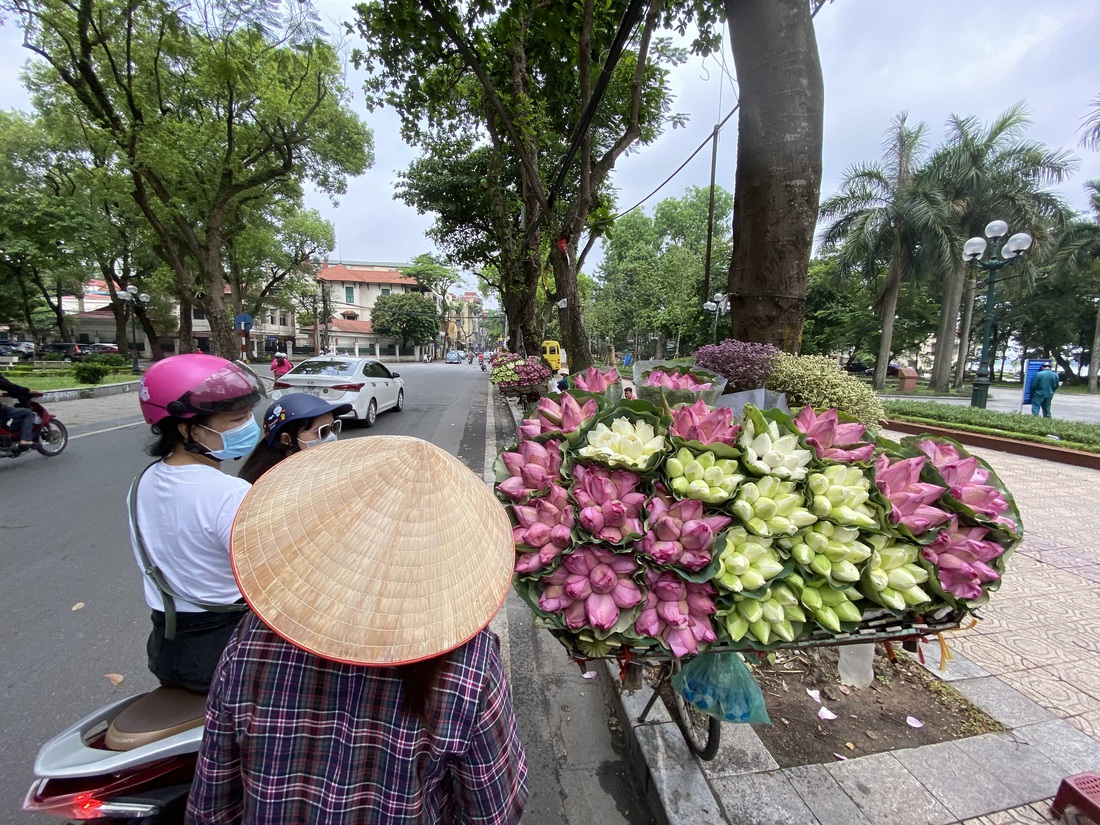 Người Hà Nội ‘hít hà’ không khí dịu mát sau những ngày ‘như thiêu như đốt’ - Ảnh 1.