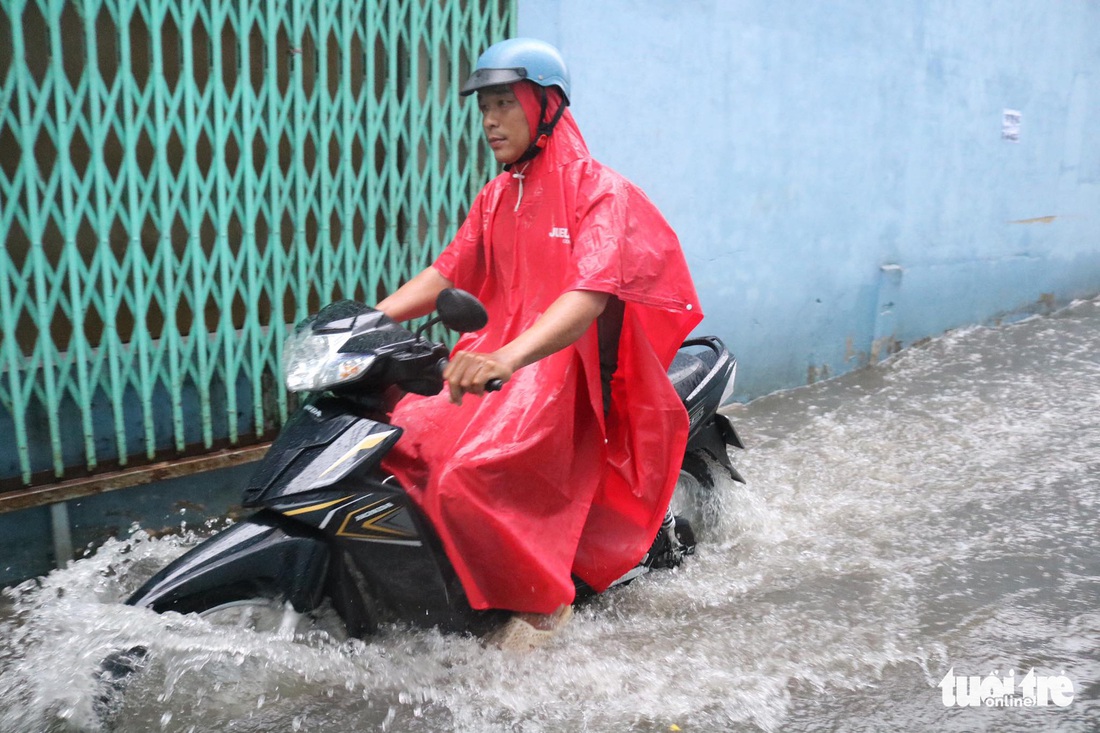 Sau mưa lớn, nhiều tuyến đường tại TP.HCM lại ngập sâu - Ảnh 1.