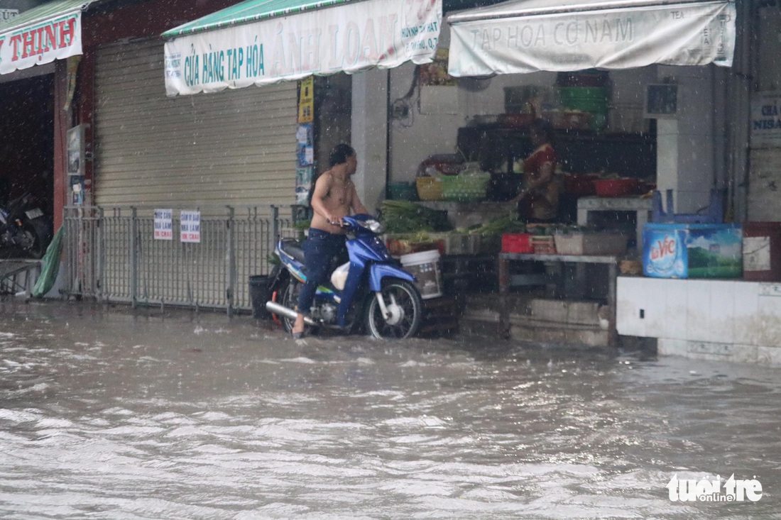 Sau mưa lớn, nhiều tuyến đường tại TP.HCM lại ngập sâu - Ảnh 6.