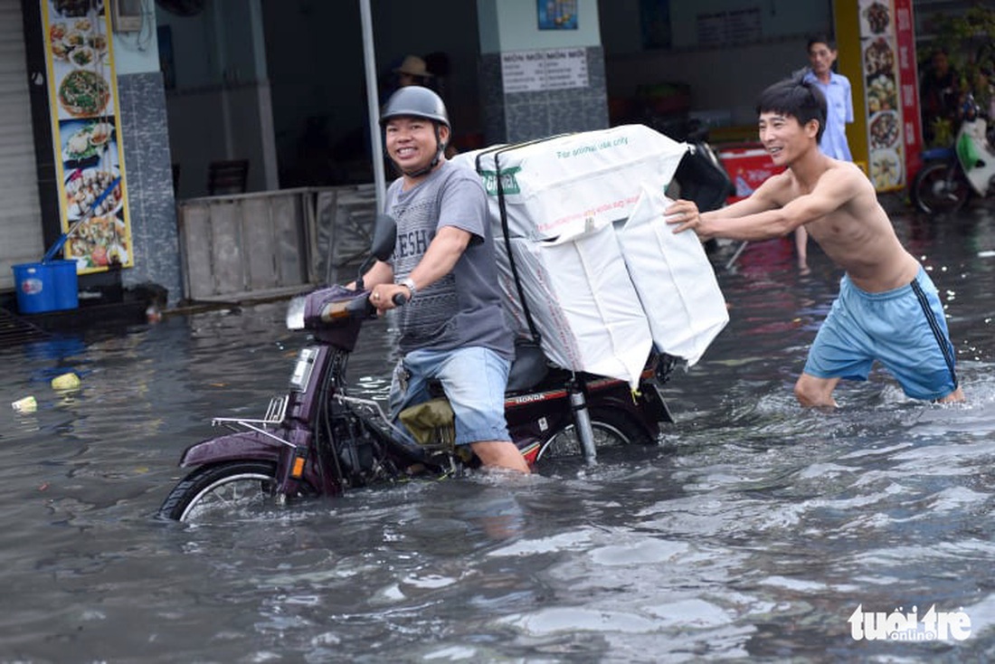 Mưa 1 giờ ngập gần tới yên xe, quận áy náy nhưng phải chờ thành phố - Ảnh 3.