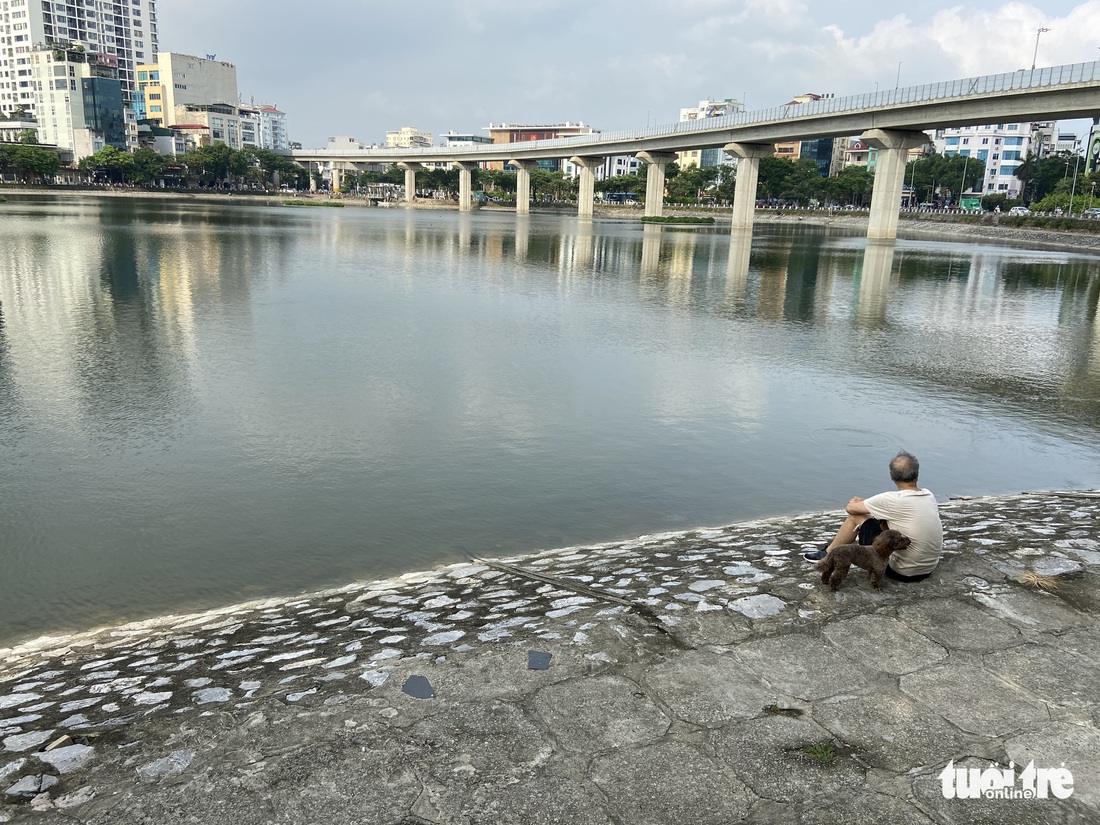 Hồ Đống Đa vắng người hóng mát sau nhiều năm bị băm nát để kinh doanh - Ảnh 10.