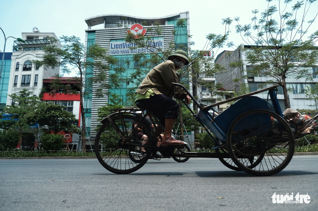 Người Hà Nội vật lộn với nắng nóng đỉnh điểm, nền nhiệt ngoài đường 50 độ C - Ảnh 5.