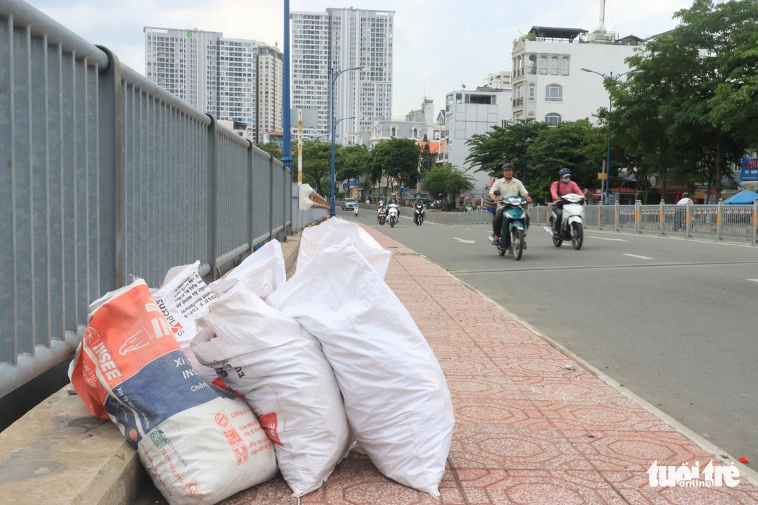 Mang rác xây dựng ra đổ trộm trên cầu Calmette - Ảnh 3.