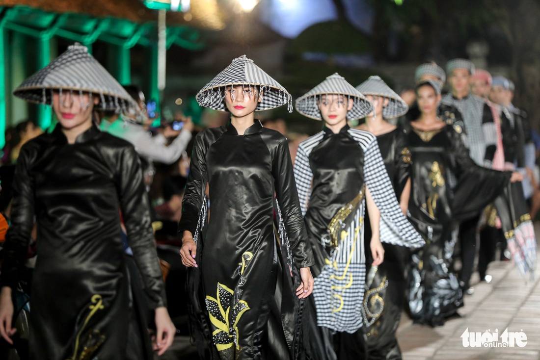 Giếng Thiên Quang - Văn Miếu Quốc Tử Giám - thành sàn diễn lung linh tôn vinh áo dài - Ảnh 9. Giếng Thiên Quang - Văn Miếu Quốc Tử Giám - thành sàn diễn lung linh tôn vinh áo dài - Ảnh 9.