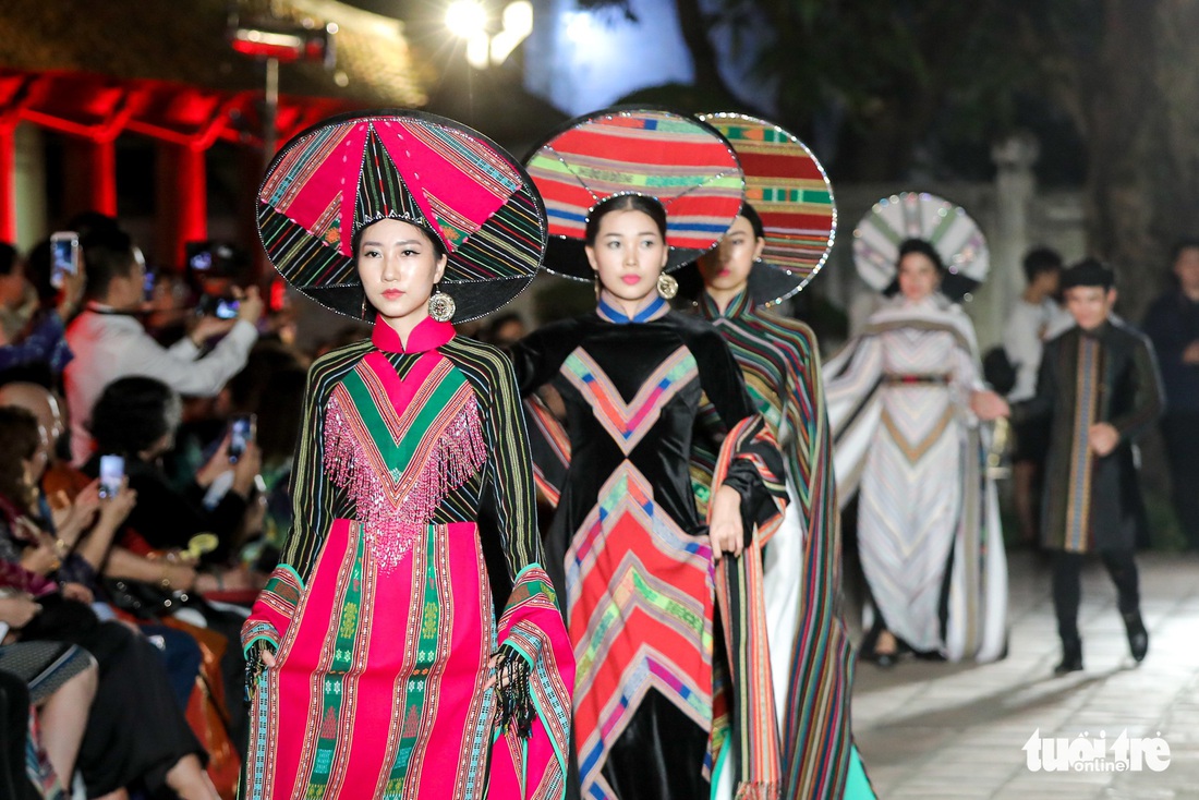 Giếng Thiên Quang - Văn Miếu Quốc Tử Giám - thành sàn diễn lung linh tôn vinh áo dài - Ảnh 8. Giếng Thiên Quang - Văn Miếu Quốc Tử Giám - thành sàn diễn lung linh tôn vinh áo dài - Ảnh 8.