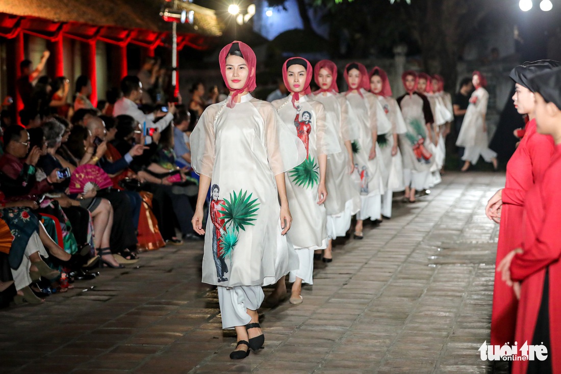 Giếng Thiên Quang - Văn Miếu Quốc Tử Giám - thành sàn diễn lung linh tôn vinh áo dài - Ảnh 6. Giếng Thiên Quang - Văn Miếu Quốc Tử Giám - thành sàn diễn lung linh tôn vinh áo dài - Ảnh 6.