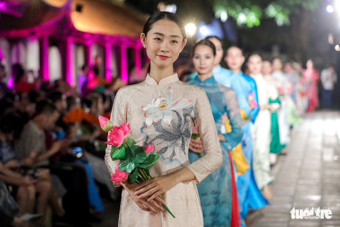 Giếng Thiên Quang - Văn Miếu Quốc Tử Giám - thành sàn diễn lung linh tôn vinh áo dài - Ảnh 7. Giếng Thiên Quang - Văn Miếu Quốc Tử Giám - thành sàn diễn lung linh tôn vinh áo dài - Ảnh 7.