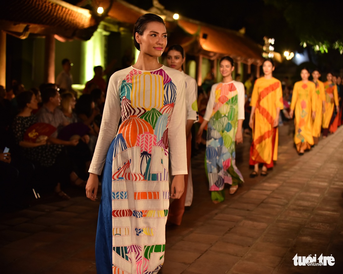 Giếng Thiên Quang - Văn Miếu Quốc Tử Giám - thành sàn diễn lung linh tôn vinh áo dài - Ảnh 11. Giếng Thiên Quang - Văn Miếu Quốc Tử Giám - thành sàn diễn lung linh tôn vinh áo dài - Ảnh 11.
